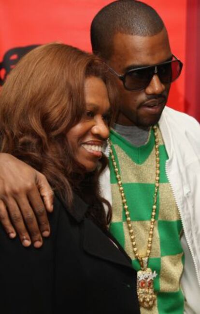 Kanye West, junto a su madre Donda.