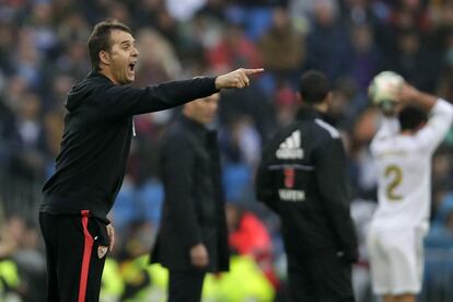 El entrenador del Sevilla, Julen Lopetegui, da instrucciones a los jugadores durante el partido.