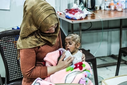 Maya es el seudónimo que elige esta enfermera a cargo de un equipo de 12 cuidadoras y otras tres sanitarias, porque aún temen al ISIS, afirman. “Se han escapado muchos yihadistas de los campos y tememos que vengan aquí en busca de venganza por los niños fallecidos”, relatan.