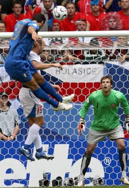 Materazzi logra de cabeza el primer gol de Italia.