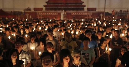 Decenas de miles de ciudadanos rinden tributo a los muertos en Tiananmen, en la plaza de la Victoria de Hong Kong.