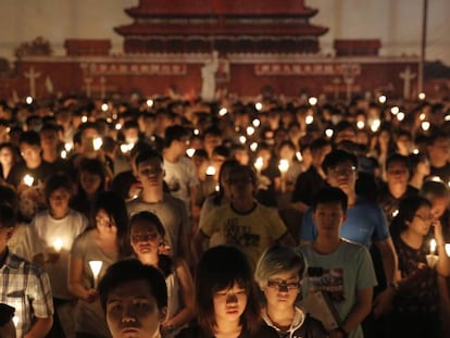 Decenas de miles de ciudadanos rinden tributo a los muertos en Tiananmen, en la plaza de la Victoria de Hong Kong.