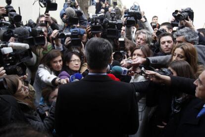 El presidente de Portugal y candidato conservador a la reelección, Aníbal Cavaco, habla a los periodistas después de votar.