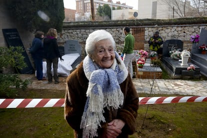 Ascensión Mendieta, en 2016, durante la exhumación de la fosa de su padre, Timoteo, fusilado en noviembre de 1939.