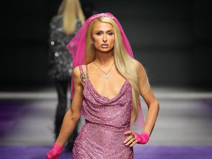 Paris Hilton cierra el desfile de Versace con un look de novia rosa