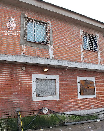 Las ventanas de la vivienda-búnker están protegidas con barrotes, placas de hierro y hasta tapiadas para evitar la entrada.