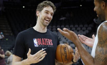 Pau Gasol, durante su etapa con los Blazers, saluda a un rival