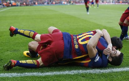 Luis Suárez celebra el gol de Leo Messi. 