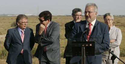 El exconsejero de Empleo, Antonio Fern&aacute;ndez, en la presentaci&oacute;n de Las Aletas en Puerto Real (C&aacute;diz).