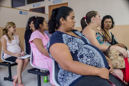 Un grupo de mujeres embarazadas espera para recibir un examen prenatal, en el Hospital Nacional de la Mujer, en San Salvador