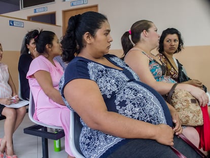 Un grupo de mujeres embarazadas espera para recibir un examen prenatal, en el Hospital Nacional de la Mujer, en San Salvador.