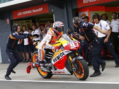 Márquez cambia de moto ayudado por sus mecánicos