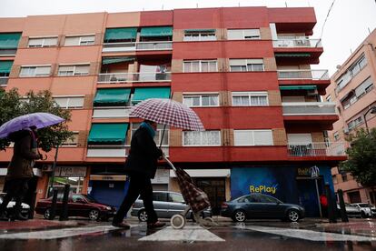 Vista general del edificio situado en la localidad valenciana de Alaquàs donde ha fallecido un hombre de 44 años tras precipitarse de la azotea, cuando huía de la Policía Nacional.