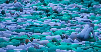 Voluntarios desnudos y pintados de azul participan en la instalación 'Sea of Hull' del artista Spencer Tunick en Hull.