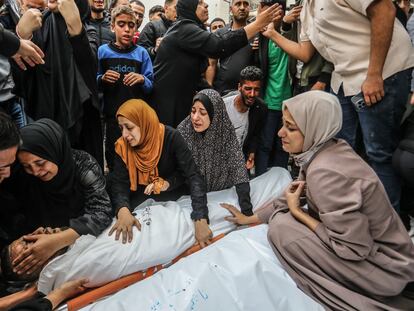 Familiares de una víctima de un bombardeo israelí recogen su cuerpo en la morgue del hospital El-Najar, en Rafah, este lunes.