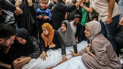 Familiares de una víctima de un bombardeo israelí recogen su cuerpo en la morgue del hospital El-Najar, en Rafah, este lunes.
