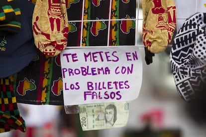 Un cartel advierte sobre el uso de billetes falsos en la Feria de las Culturas Amigas, en una fotografía de archivo.