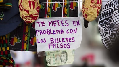 Un cartel advierte sobre el uso de billetes falsos en la Feria de las Culturas Amigas, en una fotografía de archivo.