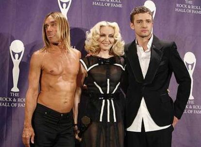 De izquierda a derecha, Iggy Pop, Madonna y Justin Timberlake posan antes de la gala.