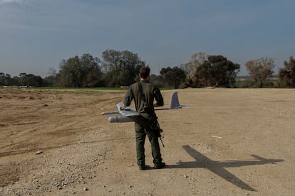 Un soldado israelí sostiene un dron este sábado cerca de la frontera entre Israel y Gaza, en el sur de Israel.