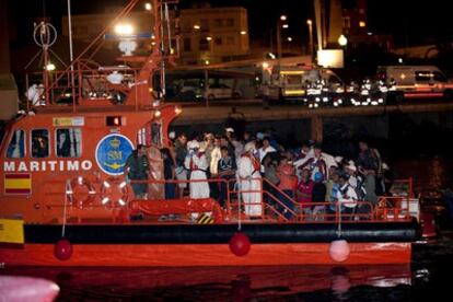 Un grupo de <i>sin papeles</i> a su llegada al puerto de Cartagena, esta madrugada.