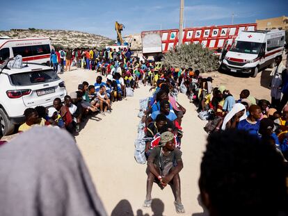 Migrantes hacen cola mientras esperan a ser trasladados a tierra firme, en la isla siciliana de Lampedusa, este jueves 14 de septiembre de 2023.