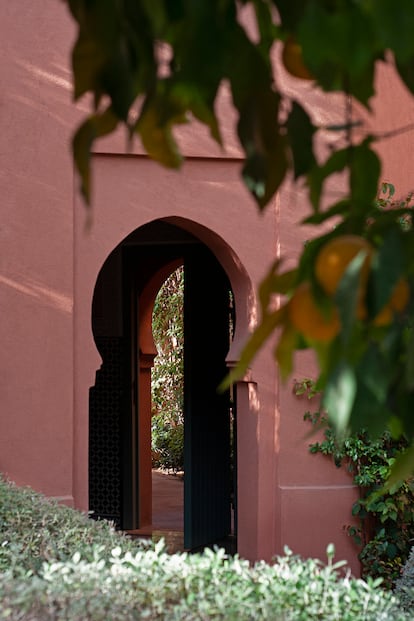 Puertas en la extensa zona de los 53 riads donde se alojan los huéspedes. El espacio tiene un punto laberíntico. A poco que uno no sea un as de la orientación —caso de este redactor—, es probable que dé un rodeo de más antes de encontrar su riad. 