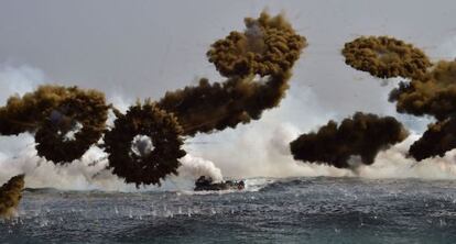 Soldados surcoreanos y estadounidenses realizan maniobras conjuntas en la costa de Pohang (Corea del Sur).