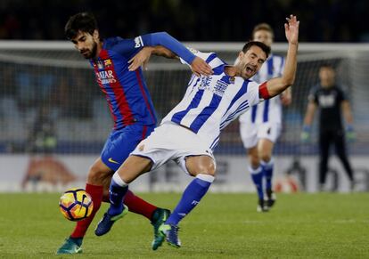 El centrocampista de la Real Sociedad Xabier Prieto (d) y el centrocampista portugués del FC Barcelona André Filipe Tavares Gomes.