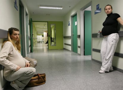 Dos pacientes embarazadas esperan su turno en la consulta de ginecología del hospital del Sureste en Arganda del Rey.