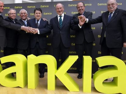 Los responsables de las siete cajas que formaron Bankia. Rodrigo rato, que fue presidente del conglomerado, en el centro de la imagen