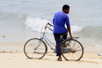 Dominique espera en la orilla del Tanganika, del lado burundés, a que lleguen los pescadores de faenar después de toda la noche. Cargará el pescado y lo llevará sorteando baches y carreteras sin asfaltar hasta el mercado principal de Bujumbura, la capital de Burundi.