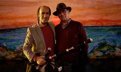 Carlos Núñez y Carlos Saura durante el rodaje de 'La jota'.