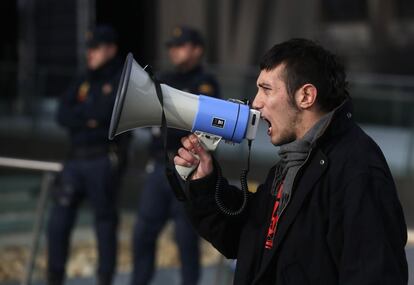 Un manifestante lanza consignas contra Bankia a las puertas de su sede.