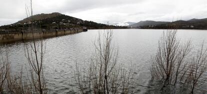 Embalse de Navacerrada, lleno tras las lluvias y el deshielo. 