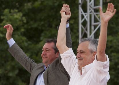 El expresidente de la Junta de Andalucía, José Antonio Griñán, y el entonces candidato socialista a la alcaldía de Sevilla, Juan Espadas, durante el mitin electoral celebrado en Sevilla durante la campaña de las elecciones municipales de 2011.