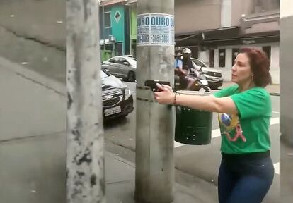 La diputada bolsonarista Carla Zambelli apunta con su arma a un hombre el pasado 29 de octubre en São Paulo, Brasil, la víspera de las elecciones presidenciales.