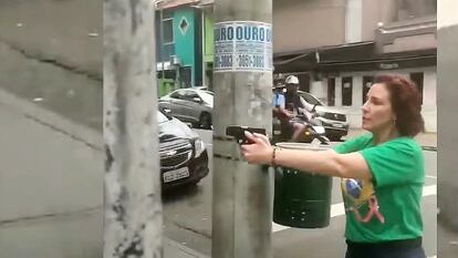 La diputada bolsonarista Carla Zambelli apunta con su arma a un hombre el pasado 29 de octubre en São Paulo, Brasil, la víspera de las elecciones presidenciales.