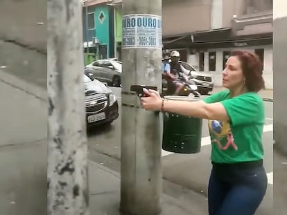 La diputada bolsonarista Carla Zambelli apunta con su arma a un hombre el pasado 29 de octubre en São Paulo, Brasil, la víspera de las elecciones presidenciales.