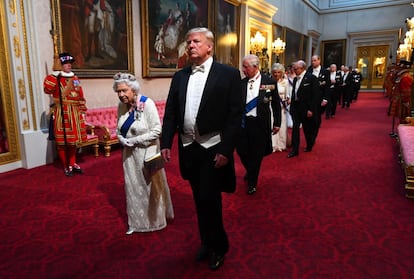 La reina Isabel II, el entonces presidente de Estados Unidos, Donald Trump, y el príncipe Carlos, príncipe de Gales, de camino al banquete de Estado en el palacio de Buckingham, el 3 de junio de 2019. Donald Trump fue recibido hasta tres veces. La primera no solo llegó tarde a su cita en Windsor, sino que llegó a caminar delante de ella mientras pasaban revista a la guardia real, saltándose el protocolo.