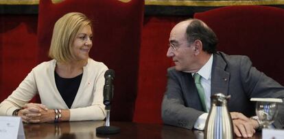 El presidente de Iberdrola, Ignacio Sánchez Galán, conversa con la ministra de Defensa, María Dolores de Cospedal, durante la clausura del seminario.