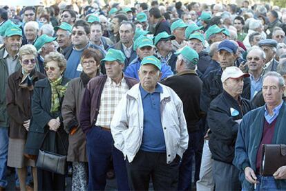 Participantes en la manifestación contra la crisis citrícola, ayer, ante la sede de la Delegación del Gobierno en Valencia.