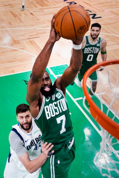 Jaylen Brown, de los Celtics, anota un tanto ante Maxi Kleber.