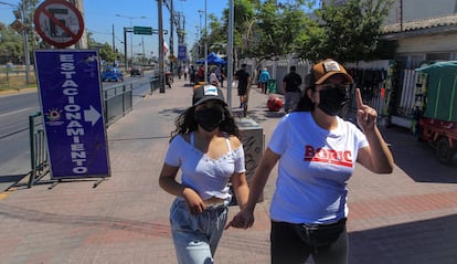 Una mujer con la camiseta de Gabriel Boric