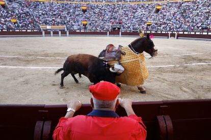 El segundo toro de la tarde tira por los suelos al picador.