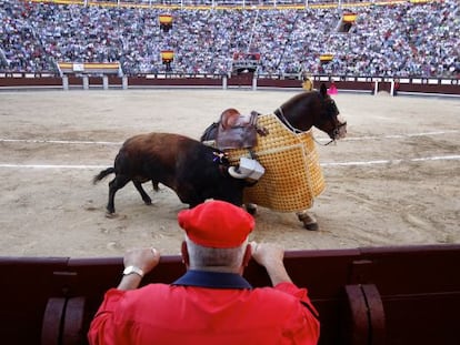 El segundo toro de la tarde tira por los suelos al picador.