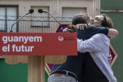 Pablo Iglesias y Ada Colau, en un mitin de campaña en Barcelona.