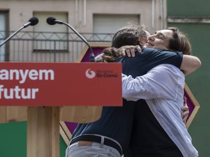 Pablo Iglesias y Ada Colau, en un mitin de campaña en Barcelona.