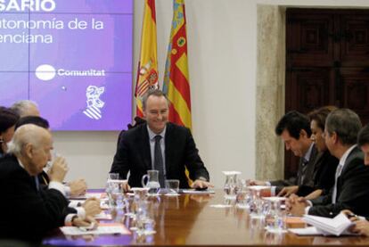 El presidente del Gobierno valenciano, Alberto Fabra (en el centro), durante una reunión celebrada ayer en Valencia.