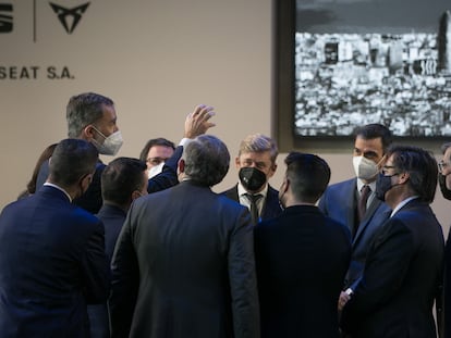 En la imagen, El rey Felipe VI y el presidente Pedro Sanchez conversan con diferentes empresarios en el acto de SEAT.